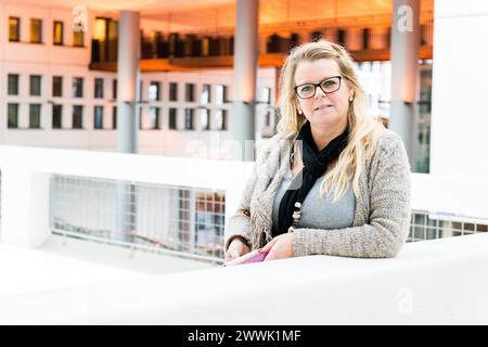 ICSI Patient Waiting Rotterdam, Niederlande. Weibliche ICSI-Patientin auf dem Weg zu einem medizinischen Echo im Rahmen ihres ICSI-Verfahrens. MRYES Rotterdam Erasmus Medical Centre Zuid-Holland Nederland Copyright: XGuidoxKoppesx Stockfoto