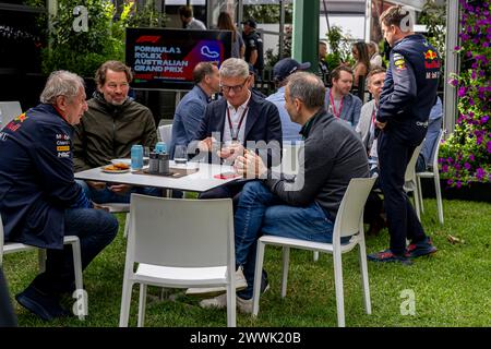 Melbourne, Australien, 24. März 2024, Adam Norris und Helmut Marko, Berater des Red Bull Racing Teams, die an der Qualifikation teilnehmen, Runde 03 der Formel-1-Meisterschaft 2024. Quelle: Michael Potts/Alamy Live News Stockfoto