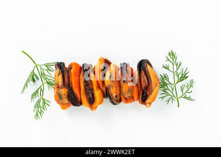Geschälte Muscheln mit Zitrone und Dill auf weißem Hintergrund Stockfoto