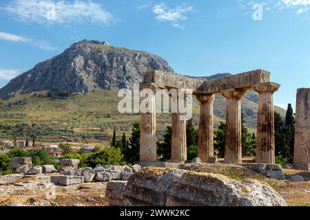 Der archaische Tempel des Apollo, im antiken Korinth, Griechenland. Es wurde mit monolithischen dorischen Säulen um 530 v. Chr. erbaut. Stockfoto