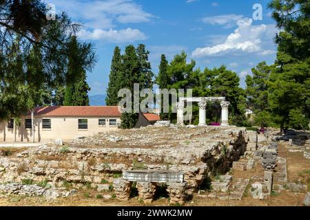 Überreste des römischen Tempels, der Octavia, Schwester des Augustus zugeschrieben wird, umgeben von korinthischen Säulen, im antiken Korinth, Peloponnes, Griechenland, Euro Stockfoto