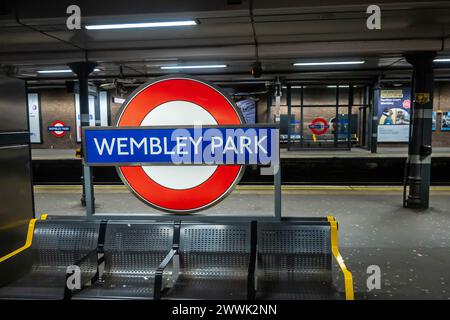 WEMBLEY, LONDON - 24. März 2024: Wembley Park Roundel an der U-Bahn-Station Wembley Park Stockfoto