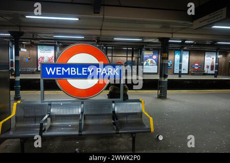 WEMBLEY, LONDON - 24. März 2024: Wembley Park Roundel an der U-Bahn-Station Wembley Park Stockfoto
