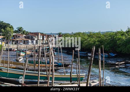 Santo Amaro, Bahia, Brasilien - 01. Juni 2019: Blick auf mehrere Kanus und Boote im Hafen von Acupe, Bezirk der Stadt Santo Amaro in Bahia. Stockfoto