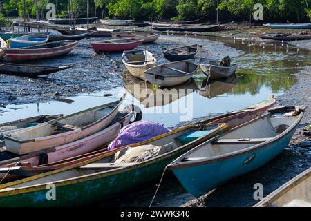 Santo Amaro, Bahia, Brasilien - 01. Juni 2019: Blick auf mehrere Kanus und Boote im Hafen von Acupe, Bezirk der Stadt Santo Amaro in Bahia. Stockfoto