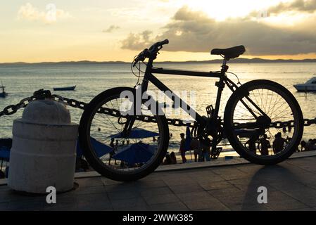 Salvador, Bahia, Brasilien - 01. Juni 2019: Blick auf den dramatischen Sonnenuntergang am Strand von Porto da Barra in der Stadt Salvador, Bahia. Stockfoto