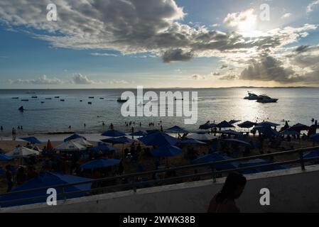 Salvador, Bahia, Brasilien - 01. Juni 2019: Blick auf den Strand von Porto da Barra am späten Nachmittag in der Stadt Salvador, Bahia. Stockfoto