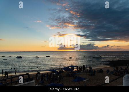 Salvador, Bahia, Brasilien - 01. Juni 2019: Blick auf den dramatischen Sonnenuntergang am Strand von Porto da Barra in der Stadt Salvador, Bahia. Stockfoto