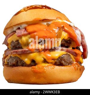 Doppel-Hamburger isoliert auf weißem Hintergrund. Mit Cheddar-Käse, karamelisierten Zwiebeln, Roastbeef und Spezialsauce. Hamburger mit zwei Fleischbällchen drauf Stockfoto