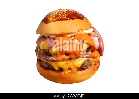 Doppel-Hamburger isoliert auf weißem Hintergrund. Mit Cheddar-Käse, karamelisierten Zwiebeln, Roastbeef und Spezialsauce. Hamburger mit zwei Fleischbällchen drauf Stockfoto