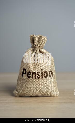 Tasche mit dem Wort Pension. Gewährleistung finanzieller Sicherheit während der goldenen Jahre einer Person. Leistungspaket für Mitarbeiter. Berücksichtigen Sie alle Optionen für Altersvorsorgeersparnisse Stockfoto