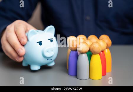 Ein Geschäftsmann hält eine blaue Sparkasse neben einer Gruppe von Persönlichkeiten. Sammeln Sie Budgetmittel. Gute Anzahlungsbedingungen. Neue profitable Angebote mit pensi Stockfoto