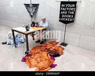 Washington DC, 24. März 2024, USA: Eine Frau spielt eine Schneiderin aus der Triangle Shirtwaist Company in New York, die an das Feuer am 25. März 1911 erinnert Stockfoto
