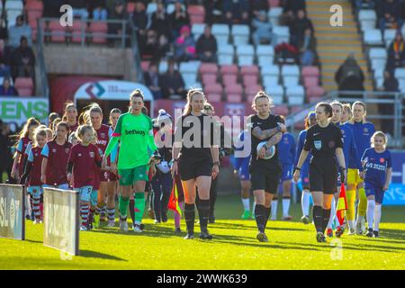 London, Großbritannien. März 2024. London, England, 24. März 2024: Die Spieler von West Ham United und Chelsea verlassen den Tunnel während des FA Womens Super League-Spiels zwischen West Ham United und Chelsea im Chigwell Construction Stadium in London. (Alexander Canillas/SPP) Credit: SPP Sport Press Photo. /Alamy Live News Stockfoto