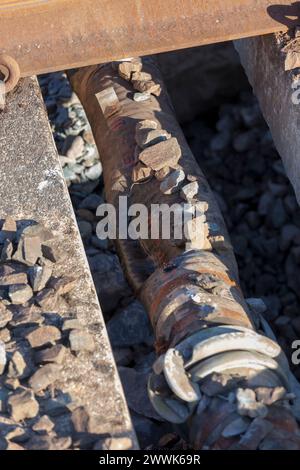 Rohr beschädigt durch Manipulationsballast unter Schwellen, die möglicherweise zu dem Senkloch beigetragen haben, das den Zugunfall in Grange über Sands verursacht hat Stockfoto