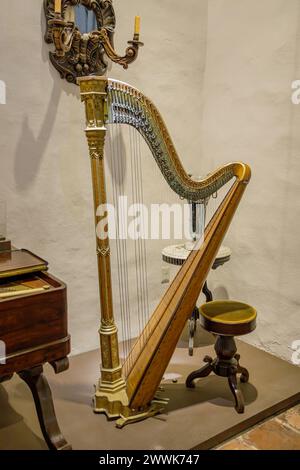 San Miguel de Tucuman, Argentinien - 18. Januar 2024: Harfe im Museum des historischen Hauses Tucuman. Stockfoto