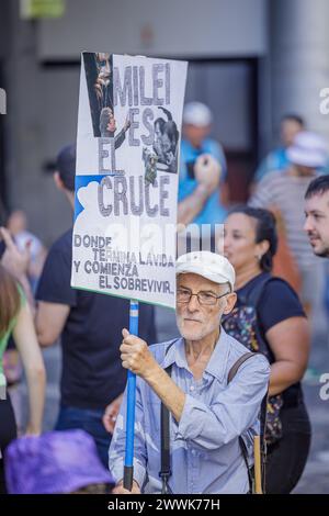 Buenos Aires, Argentinien - 24. März 2024: Älterer Erwachsener mit einem Protestzeichen gegen den argentinischen Präsidenten Javier Milei. Stockfoto