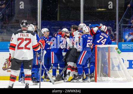 24. März 2024: Die Spieler der Rochester-Amerikaner und der Utica-Kometen kämpfen in der zweiten Periode. Die Rochester Americans veranstalteten die Utica Comets am Bills Day in einem Spiel der American Hockey League in der Blue Cross Arena in Rochester, New York. (Jonathan Tenca/CSM) Stockfoto