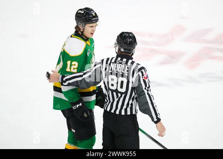 London, Kanada. März 2024. Die London Knights besiegen den Guelph Storm 3-0 im letzten Spiel der Saison 2023-2024. Kasper Halttunen (12) von London Knights spricht mit dem OHL Line Offiziellen Justin Noble (80). (NUR REDAKTION) Lob: Luke Durda/Alamy Live News Stockfoto