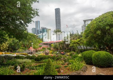Wolkenkratzer und Gebäude des City CBD, die über üppige Vegetation und Bäume der Roma Street Gardens in Brisbane, Australien, in den Himmel ragen Stockfoto