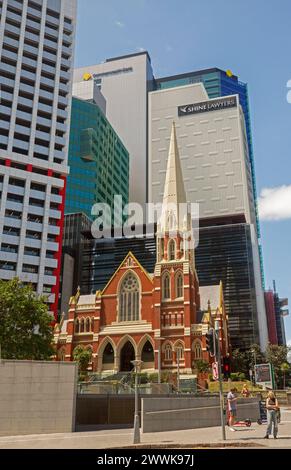 Die elegante Albert Street aus dem 19. Jahrhundert vereint die Kirche, die von modernen Gebäuden im CBD von Brisbane, Australien, im Schatten steht Stockfoto