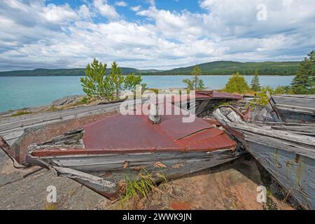 Verlassene Boote zerbröckeln auf einem abgelegenen Lakeshore am Lake Superior im Neys Provincial Park in Kanada Stockfoto