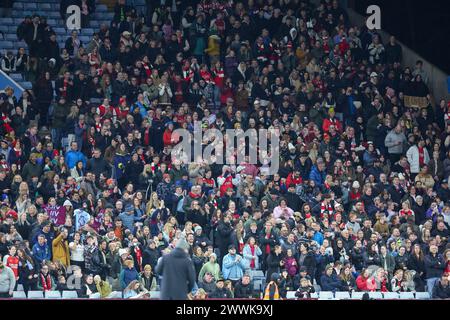 Birmingham, Großbritannien. März 2024. Einige der heutigen Zuschauer beim FA Women's Super League Spiel zwischen Aston Villa Women und Arsenal Women im Villa Park, Birmingham, England am 24. März 2024. Foto von Stuart Leggett. Nur redaktionelle Verwendung, Lizenz für kommerzielle Nutzung erforderlich. Keine Verwendung bei Wetten, Spielen oder Publikationen eines einzelnen Clubs/einer Liga/eines Spielers. Quelle: UK Sports Pics Ltd/Alamy Live News Stockfoto