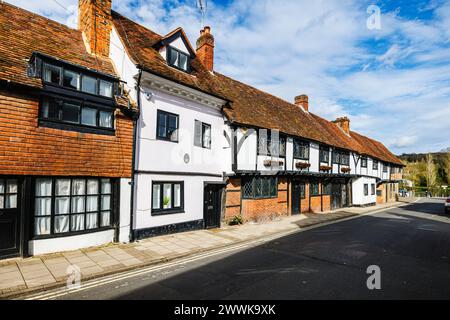 Eine Reihe historischer Fachwerkhäuser und Cottages mit „Old Timbers“ und „Dolls House“ in der Friday Street in Henley-on-Thames, im Süden von Oxfordshire Stockfoto