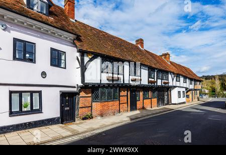 Eine Reihe historischer Fachwerkhäuser und Cottages mit „Old Timbers“ und „Dolls House“ in der Friday Street in Henley-on-Thames, im Süden von Oxfordshire Stockfoto