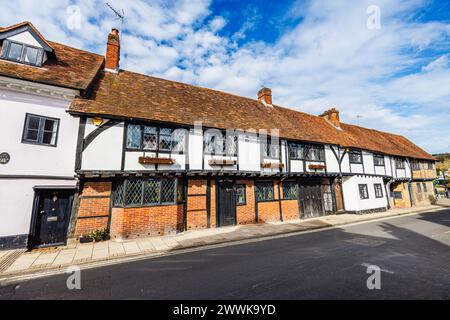 Eine Reihe historischer Fachwerkhäuser und Cottages, darunter „Old Timbers“ in der Friday Street in Henley-on-Thames, einer Stadt im Süden von Oxfordshire Stockfoto