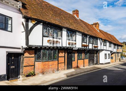 Eine Reihe historischer Fachwerkhäuser und Cottages mit „Old Timbers“ und „Friday Cottage“ in der Friday Street in Henley-on-Thames, im Süden von Oxfordshire Stockfoto