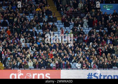 Birmingham, Großbritannien. März 2024. Einige der heutigen Zuschauer beim FA Women's Super League Spiel zwischen Aston Villa Women und Arsenal Women im Villa Park, Birmingham, England am 24. März 2024. Foto von Stuart Leggett. Nur redaktionelle Verwendung, Lizenz für kommerzielle Nutzung erforderlich. Keine Verwendung bei Wetten, Spielen oder Publikationen eines einzelnen Clubs/einer Liga/eines Spielers. Quelle: UK Sports Pics Ltd/Alamy Live News Stockfoto