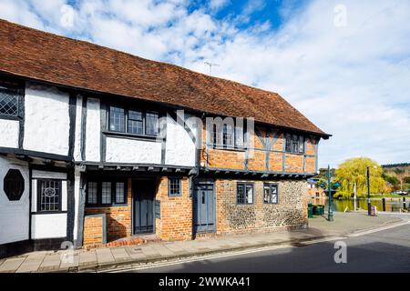 Historisches Fachwerkhaus Barn Cottage, The Old Granary, ein denkmalgeschütztes Gebäude in der Friday Street, Henley-on-Thames, einer Stadt im Süden von Oxfordshire Stockfoto