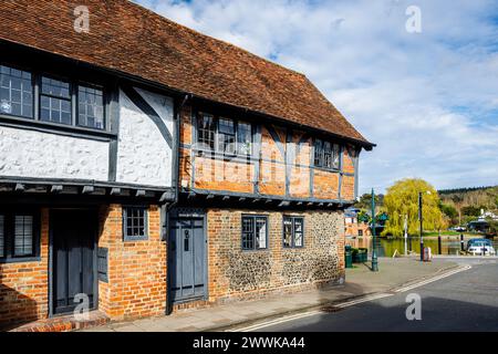 Historisches Fachwerkhaus Barn Cottage, The Old Granary, ein denkmalgeschütztes Gebäude in der Friday Street, Henley-on-Thames, einer Stadt im Süden von Oxfordshire Stockfoto