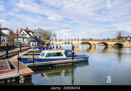 Blick auf die Uferpromenade und die Henley Bridge über die Themse in Henley-on-Thames, einer Stadt im Süden von Oxfordshire Stockfoto