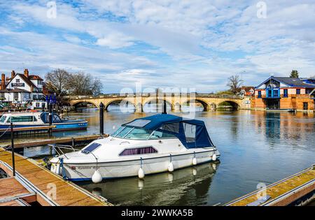 Blick auf die Uferpromenade und die Henley Bridge über die Themse in Henley-on-Thames, einer Stadt im Süden von Oxfordshire Stockfoto