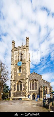 Äußere und Turm der historischen Pfarrkirche St. Mary the Virgin in der Hart Street, Henley-on-Thames, einer Stadt im Süden von Oxfordshire Stockfoto