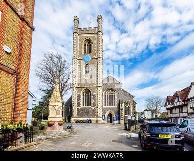 Äußere und Turm der historischen Pfarrkirche St. Mary the Virgin in der Hart Street, Henley-on-Thames, einer Stadt im Süden von Oxfordshire Stockfoto