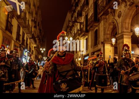 Barcelona, Spanien. März 2024. Mitglieder der „Armats de Balaguer“, gekleidet als alte Römer, führen die Palmensonntagsprozession in Barcelona an Credit: Matthias Oesterle/Alamy Live News Stockfoto