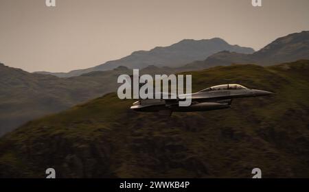 480 FS „Warhawks“ von Spangdarlen Air Base Low Level. General Dynamics F-16D Fighting Falcon - Dunmail Raise, Lake District, Großbritannien. Stockfoto