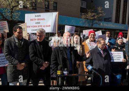 New York, New York, USA. März 2024. (NEU) gewählte Vertreter der Lower Manhattan Rallye, während der Mount Sinai Beth Israel die geplante Schließung naht. 24. März 2024, New York, New York, USA: New York State Assembly Harvey Epstein spricht auf einer Kundgebung, die dazu aufruft, das Mount Sinai Beth Israel Hospital offen zu halten, da die geplante Schließung des 16 Street Campus am 24. März 2024 in New York City bevorsteht. (Foto: M10s/TheNews2) (Foto: M10s/Thenews2/Zumapress) (Bild: © Ron Adar/TheNEWS2 Via ZUMA Press Wire) NUR ZUR REDAKTIONELLEN VERWENDUNG! Nicht für kommerzielle ZWECKE! Stockfoto