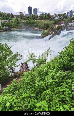 Beschreibung: Von oben erschossenen mächtigen Rheinfällen neben Schloss Laufen fallen massive Wasserfluten. Rheinfall, Neuhausen am Rheinfall, Schaffh Stockfoto