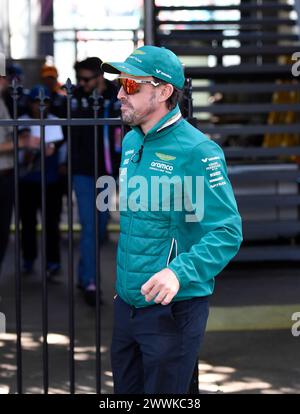 MELBOURNE, AUSTRALIEN, 24. März 2024. Im Bild: 14 Fernando Alonso (ESP) das Aston Martin Aramco F1-Team kehrt nach der Fahrerparade am Sonntag beim 3. Lauf des FIA Formel 1 Rolex Australian Grand Prix 2024 vom 22. Bis 24. März auf dem Albert Park Street Circuit in Melbourne, Australien, ins Fahrerlager zurück. Quelle: Karl Phillipson/Alamy Live News Stockfoto