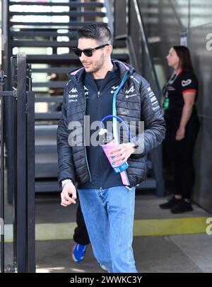 MELBOURNE, AUSTRALIEN, 24. März 2024. Im Bild: 31 Esteban Ocon (FRA) BWT Alpine F1 Team kehrt nach der Fahrerparade am Sonntag beim 3. Lauf des FIA Formel 1 Rolex Australian Grand Prix 2024 vom 22. Bis 24. März auf dem Albert Park Street Circuit in Melbourne, Australien zum Fahrerlager zurück. Quelle: Karl Phillipson/Alamy Live News Stockfoto