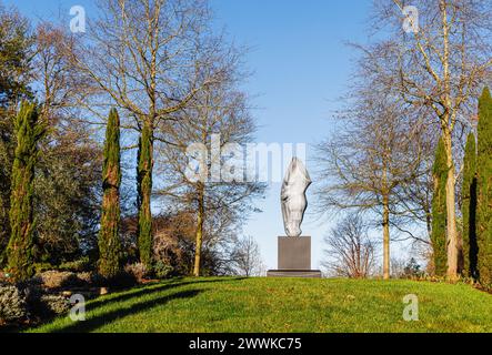 Große „Stillwasser“-Metallskulptur eines Pferdekopfes von NIC Fiddian-Green auf der Spitze des Battleston Hill im RHS Garden Wisley im Winter Stockfoto