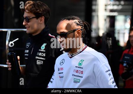 MELBOURNE, AUSTRALIEN, 24. März 2024. Im Bild: George Russell und 44 Lewis Hamilton (GBR) Mercedes-AMG Petronas F1 Team kehren nach der Sonntagsfahrerparade beim 3. Lauf der FIA Formel 1 Rolex Australian Grand Prix 2024 vom 22. Bis 24. März auf dem Albert Park Street Circuit in Melbourne, Australien, ins Fahrerlager zurück. Quelle: Karl Phillipson/Alamy Live News Stockfoto