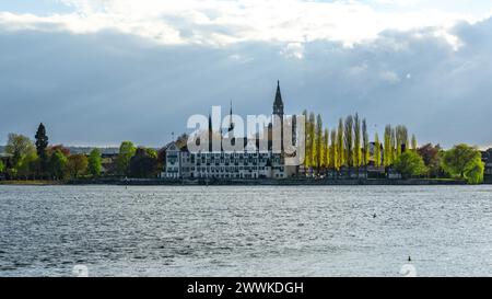 Beschreibung: Steigenberger Inselhotel und konstanzer Altstadt mit Münster und Stadtgarten an einem sonnigen Frühlingstag. Konstanz, Bodensee, Baden-W Stockfoto