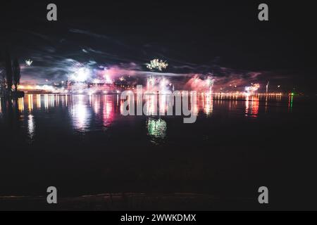 Beschreibung: Silvester Mitternachtsfeuerwerk explodiert über dem Laub von Peterhausen, fotografiert vom Hafen. Konstanz (Konstanz), Bodensee Stockfoto