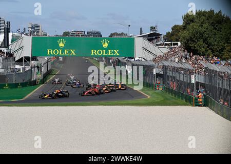 MELBOURNE, AUSTRALIEN. März 2024. Das Formel-1-Rennen auf dem Albert Park Circuit beginnt, als die Autos in Richtung Kurve 1 fahren. FIA Formel 1 Rolex Australian Grand Prix 2024 3. Runde vom 22. Bis 24. März auf dem Albert Park Street Circuit, Melbourne, Australien. Quelle: Karl Phillipson/Alamy Live News. Stockfoto