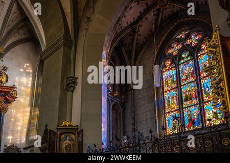 Beschreibung: Bunte Buntglasfenster in romanischer dreischiffiger Säulen-Basilika. Münster Unter Lieben Frau Konstanz, Bodensee Stockfoto